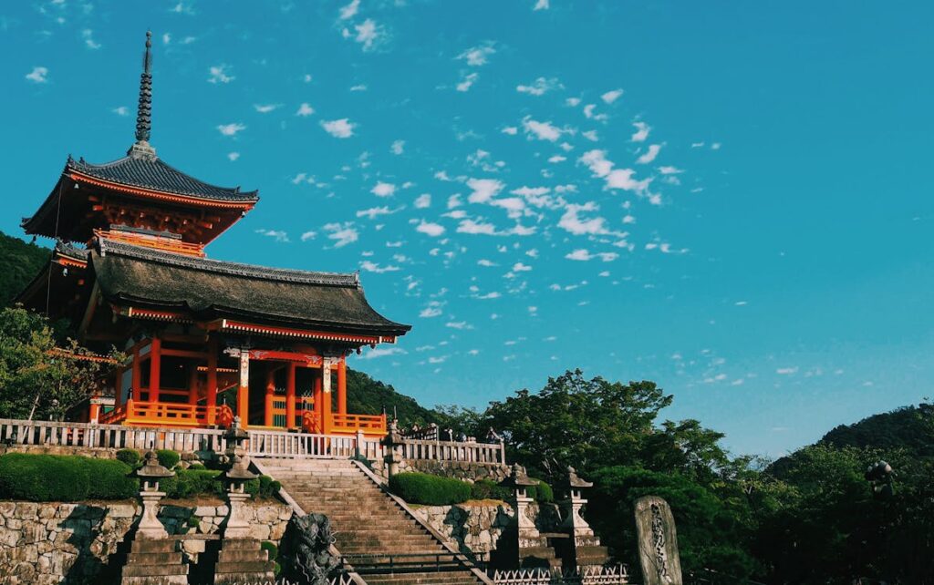 Templo japonês rodeado pela natureza