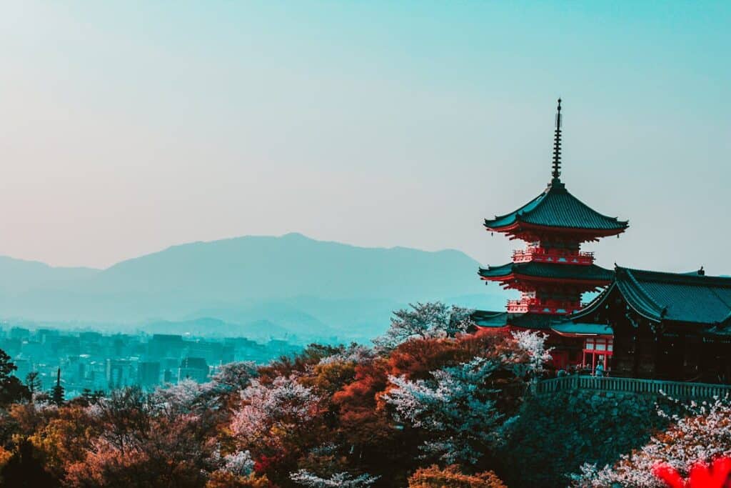 Templo japonês rodeado por árvores